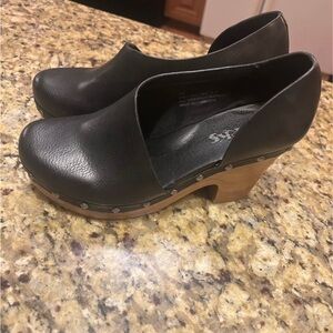 Korks Size 7 fit like 7.5.   Like new